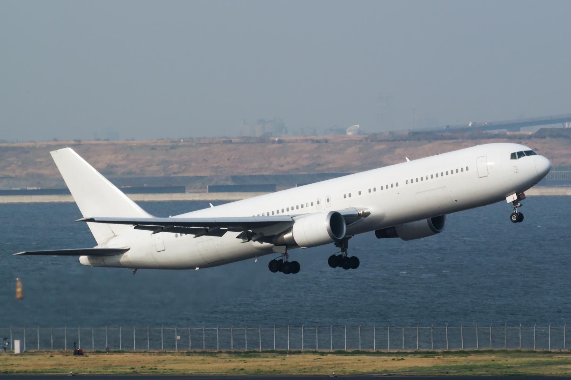 Boeing 787 taking off